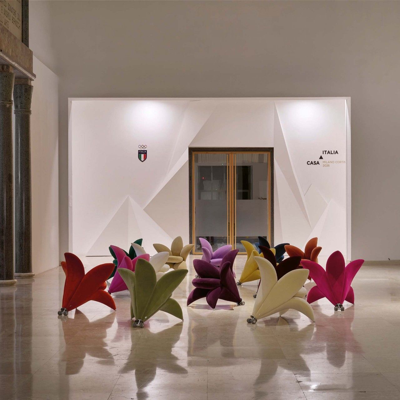  Gatsuen. Le poltrone in Velvet special colors introducono alla mostra &ldquo;Musa&rdquo; allestista alla Triennale di Milano. 