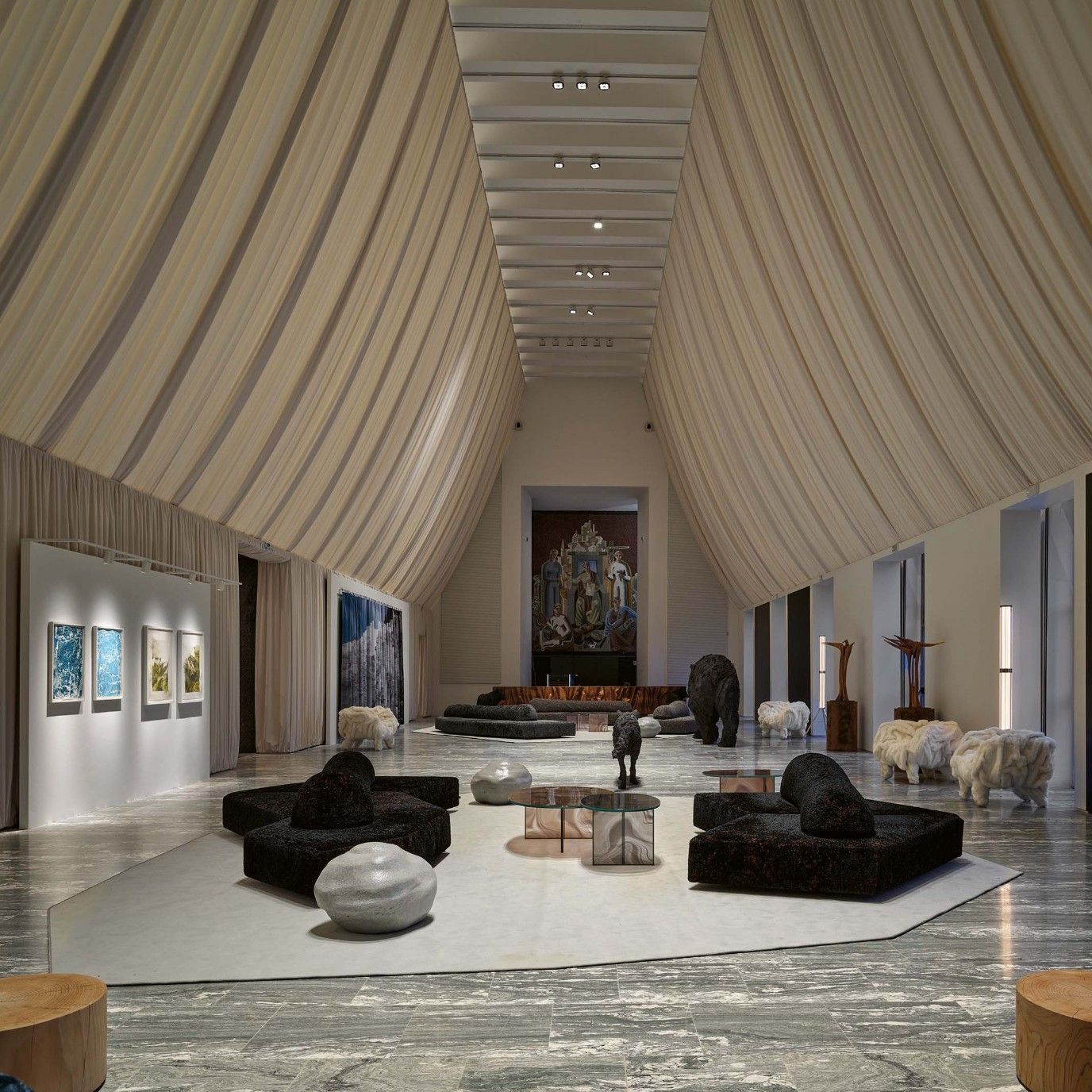  Casa Italia, Triennale di Milano. Il Salone d&rsquo;Onore accoglie gli ospiti nazionali e internazionali in un&rsquo;atmsofera ispirata al paesaggio montano. 