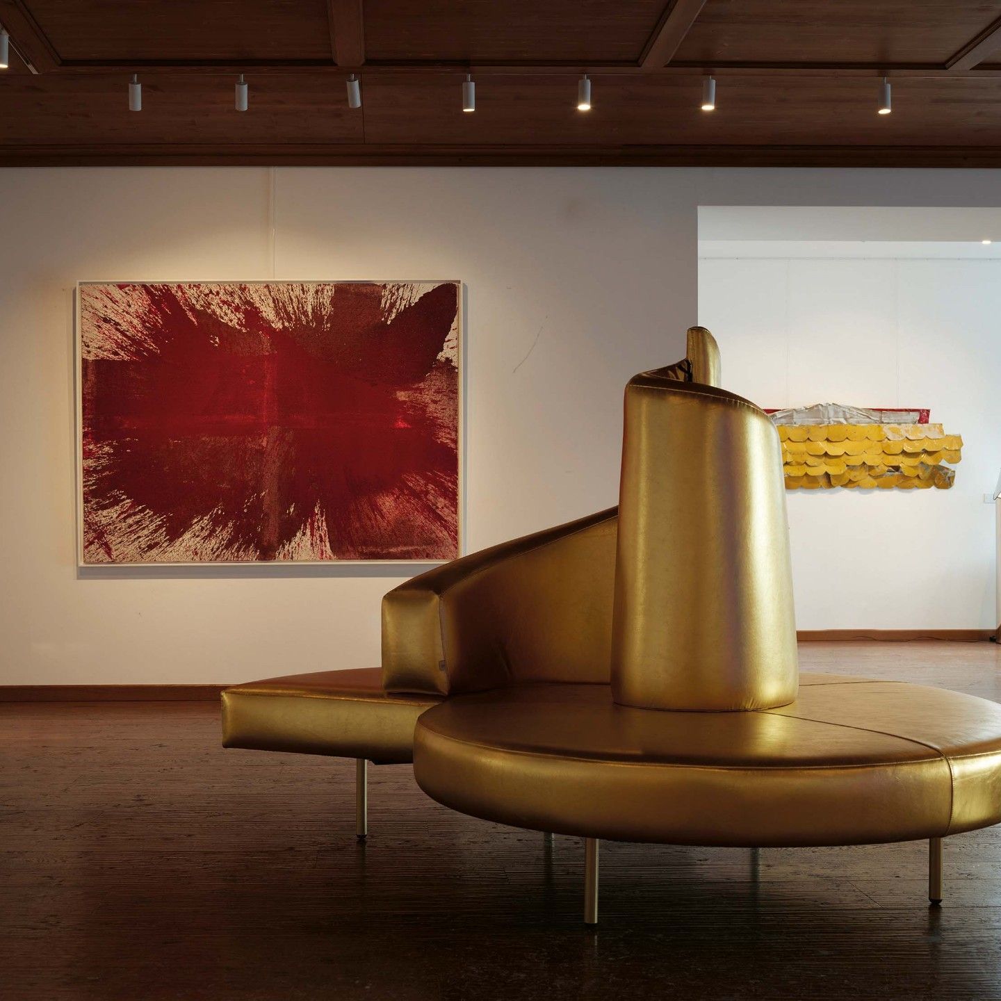  Tatlin in Gold Leather in una delle sale espositive della Galleria Farsettiarte di Cortina d&rsquo;Ampezzo. 