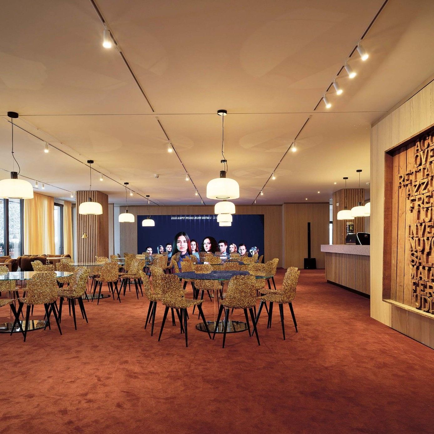  Gina, Blue Velvet. Le sedie in policarbonato oro e le poltroncine in Velvet arredano la sala da pranzo degli ospiti di Casa Italia nella Galleria Farsettiarte di Cortina d&rsquo;Ampezzo. 
