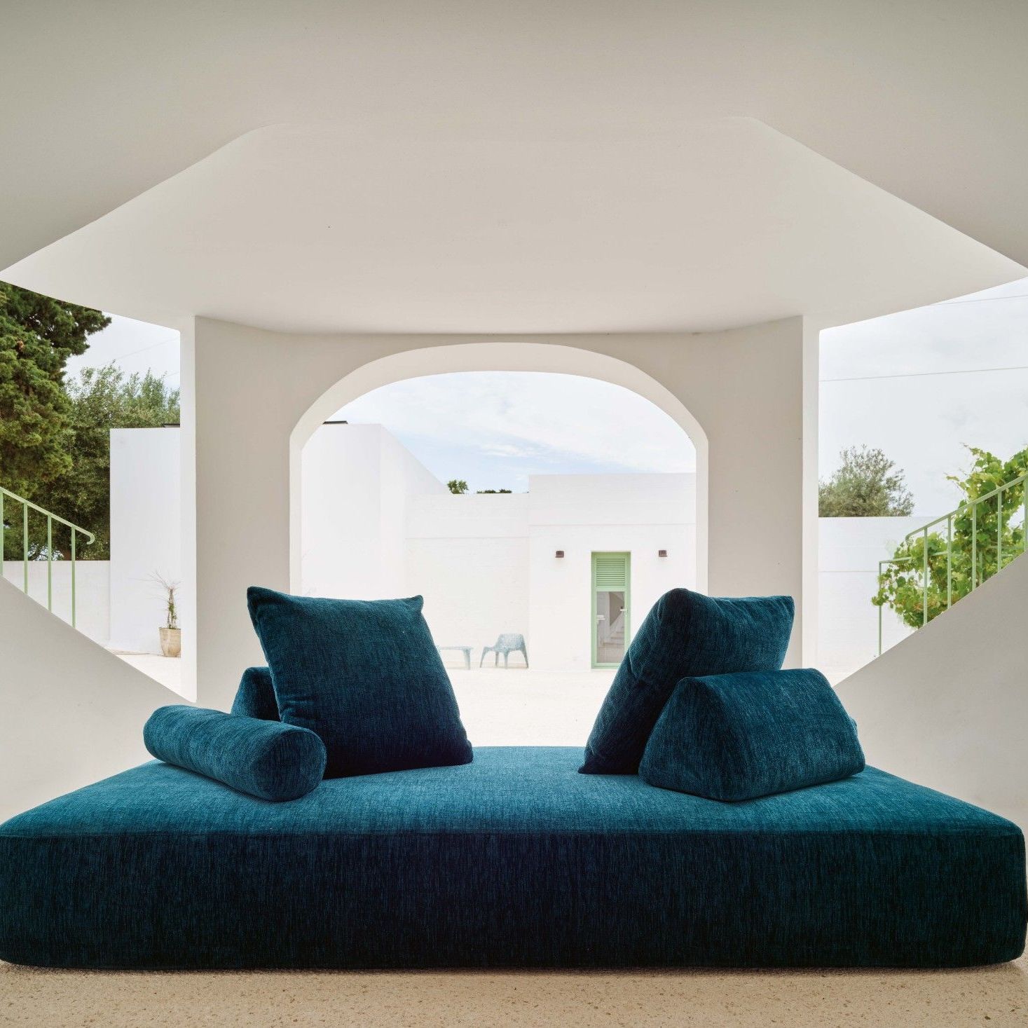  Sherazade outdoor in Every Place Cobalt offre un angolo di riposo all&rsquo;ombra del portico. 