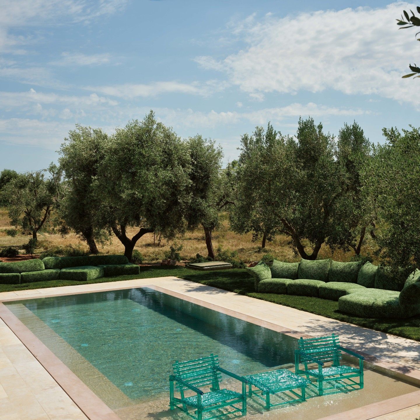  On the Rocks outdoor, Standard outdoor, A&rsquo;mare. I divani in Every Stone Green Alps e la collezione outdoor di poltrone e tavoli riflettono i colori della vegetazione e i riverberi dell&rsquo;acqua. 