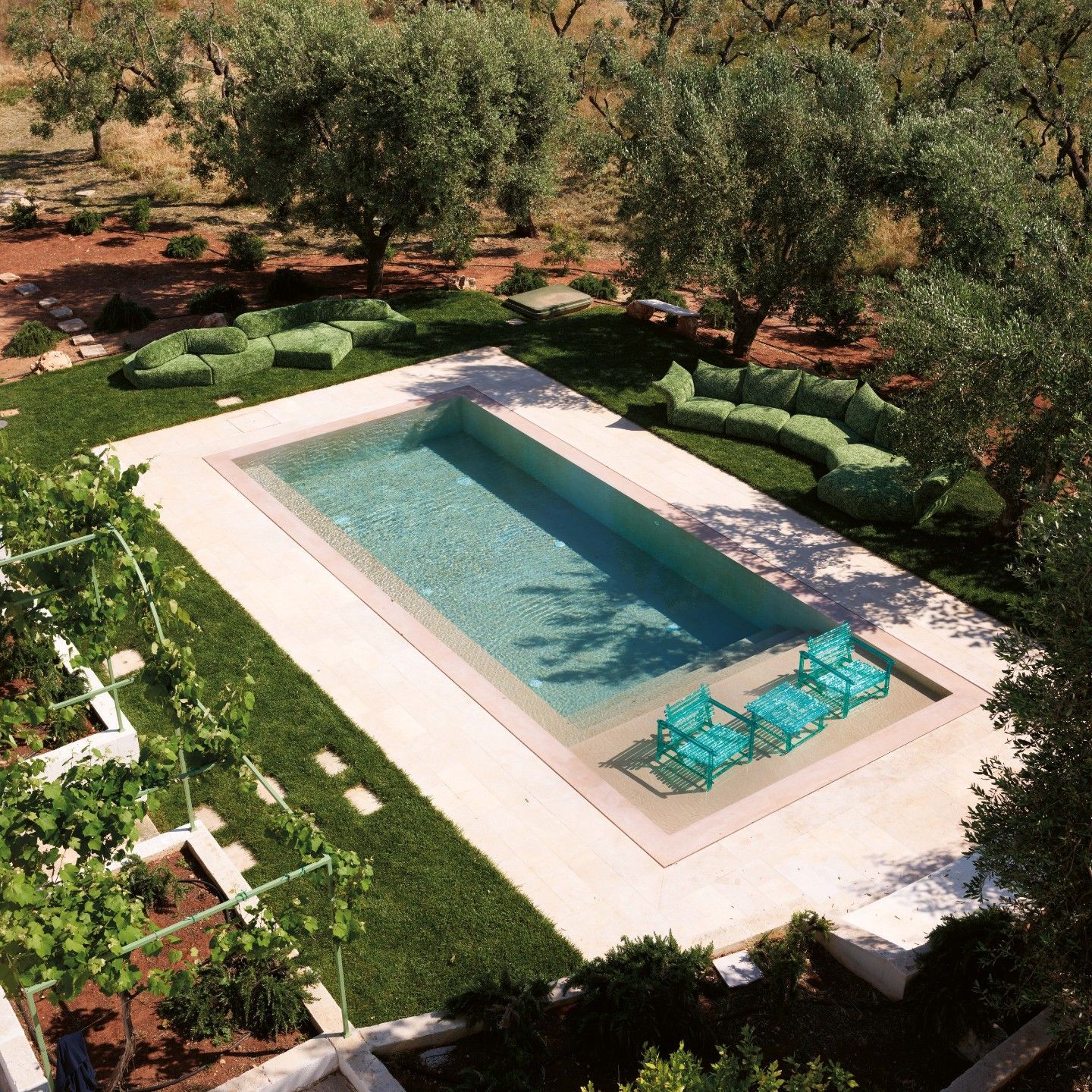  On the Rocks outdoor, Standard outdoor, A&rsquo;mare. I divani in Every Stone Green Alps e la collezione outdoor di poltrone e tavoli riflettono i colori della vegetazione e i riverberi dell&rsquo;acqua. 