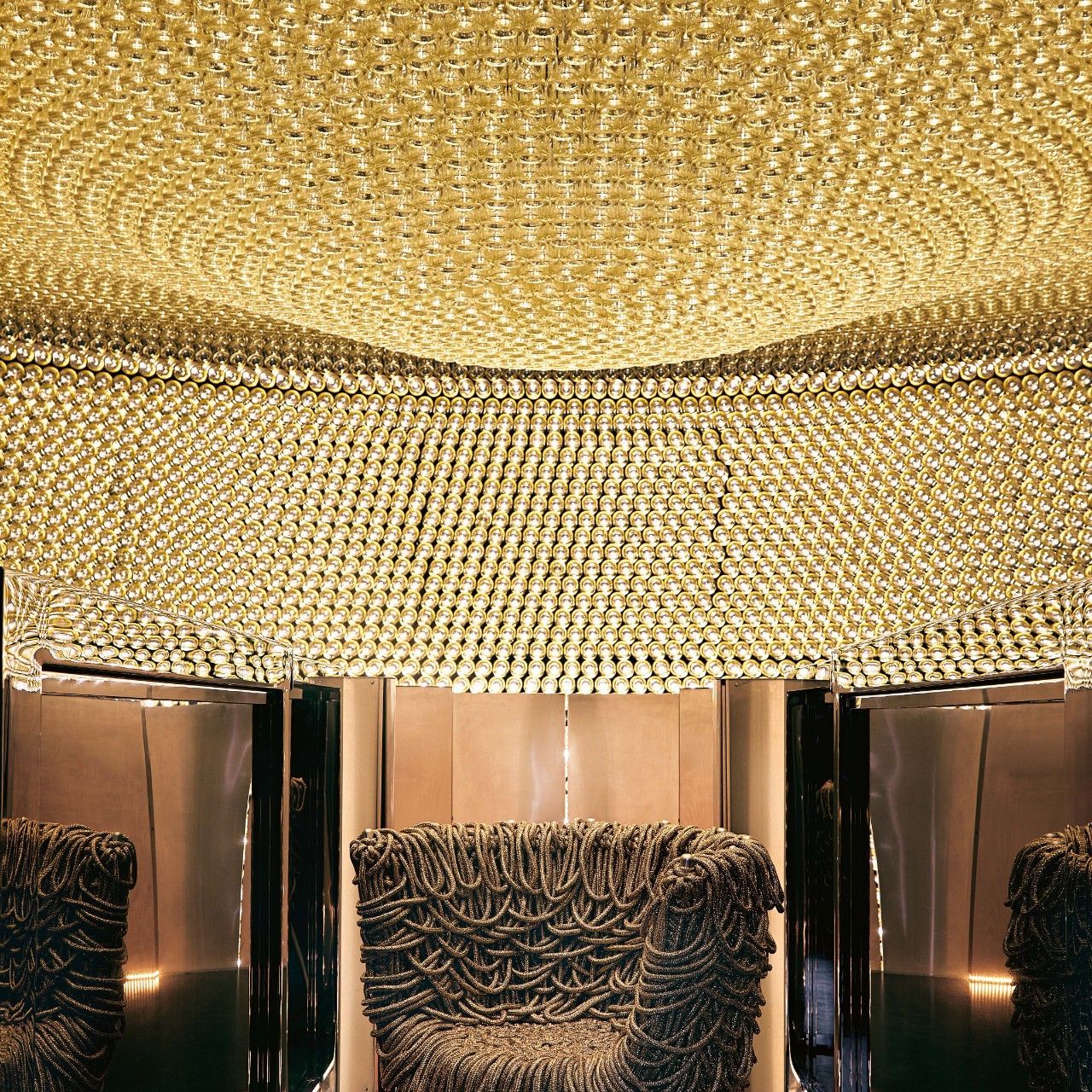  Vermelha Oro. Sotto la cupola formata da 33mila bottiglie retroilluminate di Cuv&eacute;e Prestige. 