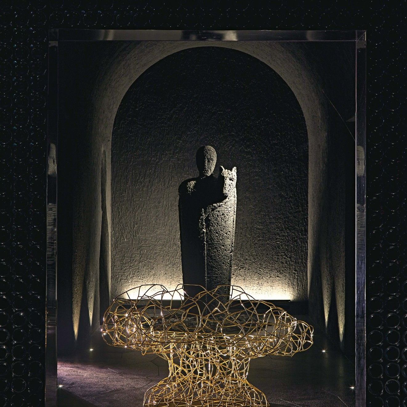  Corallo oro di fronte al &ldquo;Testimone&rdquo; di Mimmo Paladino, 2017. 