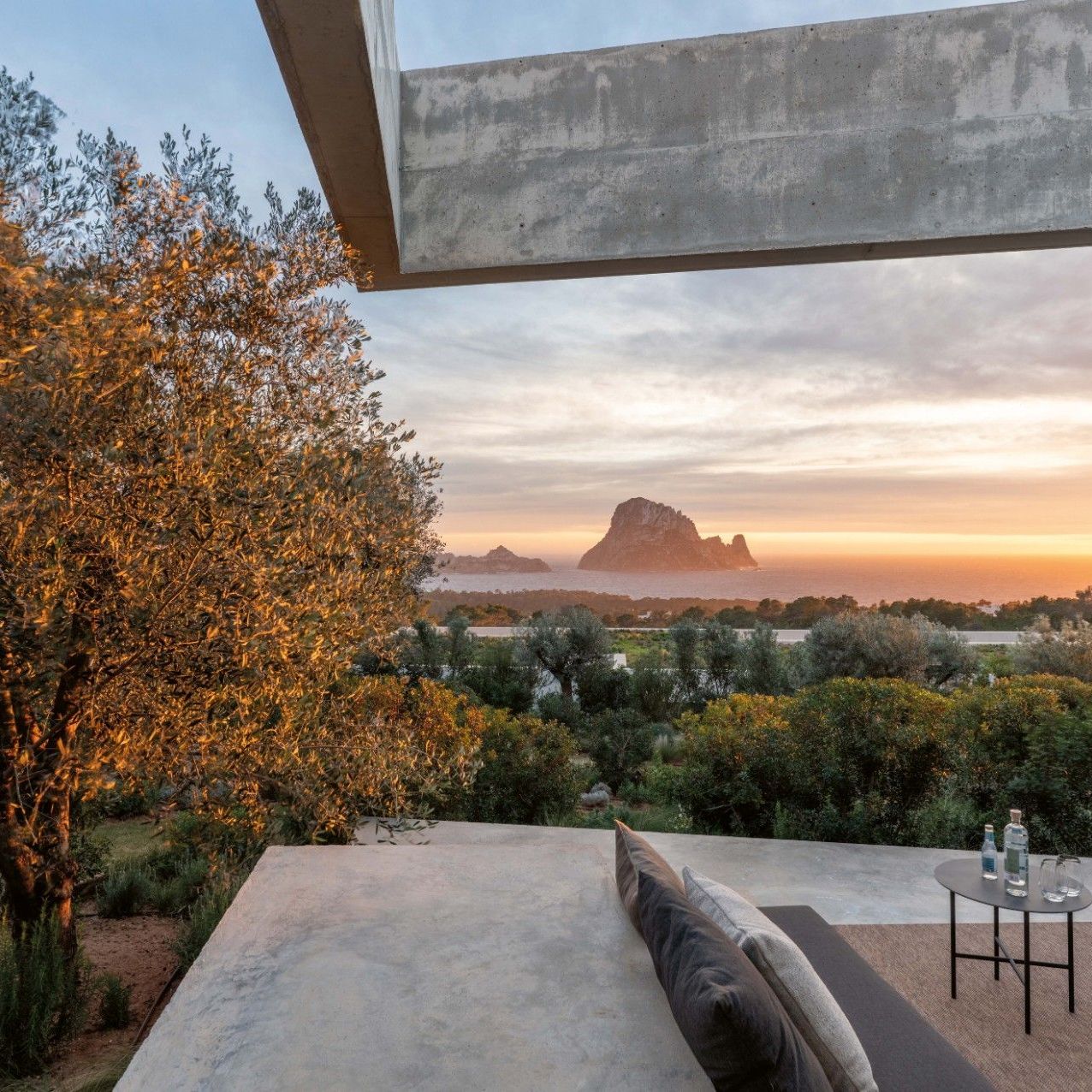  Il cemento grezzo definisce la struttura e restituisce la forza essenziale di un linguaggio brutalista. 