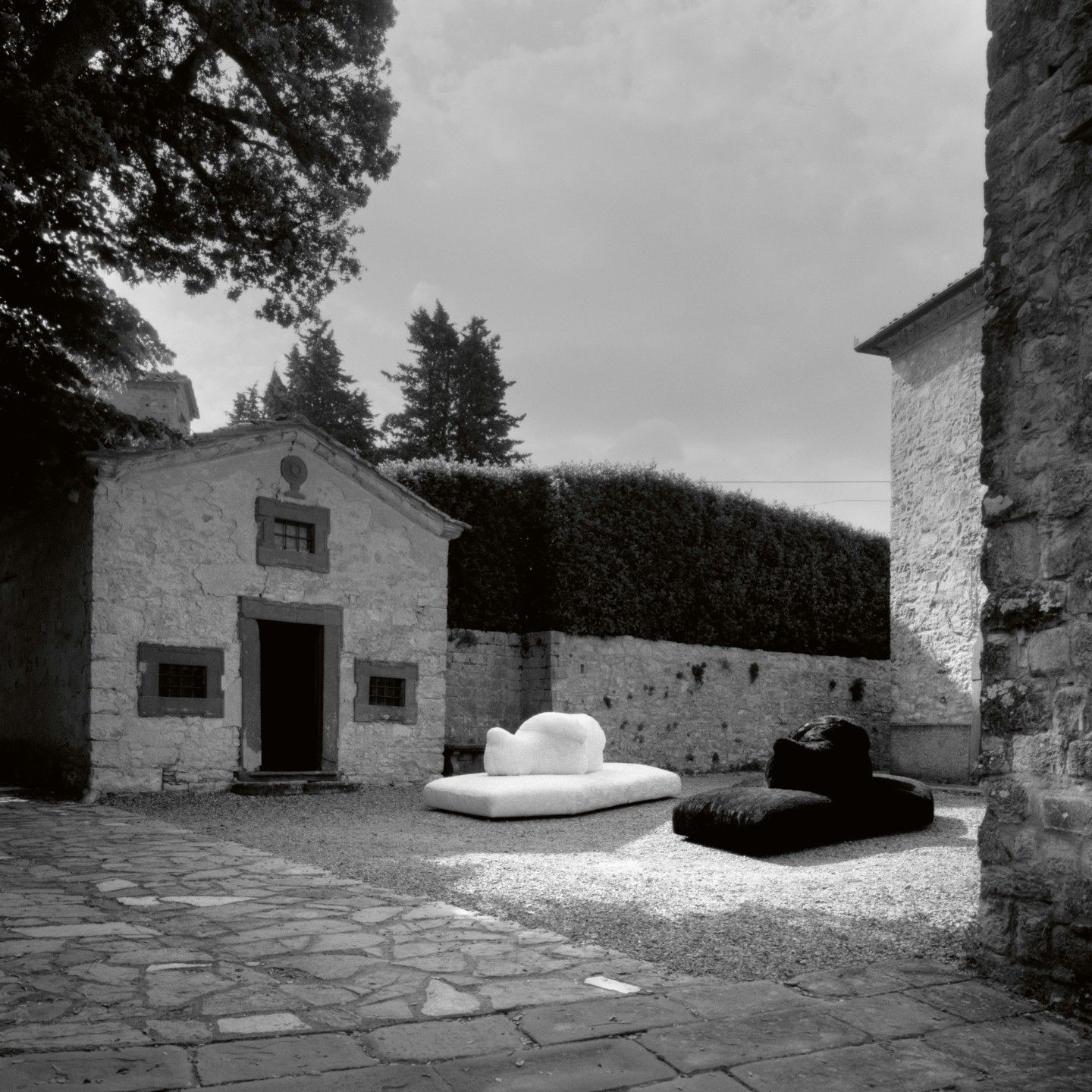  Pack. 
I divani nelle versioni bianca e nera, fotografati da Aurelio Amendola a Castello di Ama, in Toscana. 