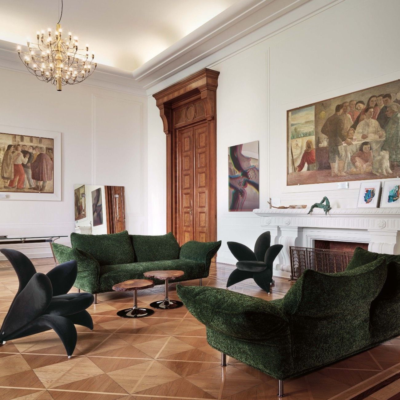  I divani in Glossy Matt Olive, le poltroncine in Velvet e i tavoli in alabastro ambra creano un&rsquo;atmosfera accogliente ed elegante. 