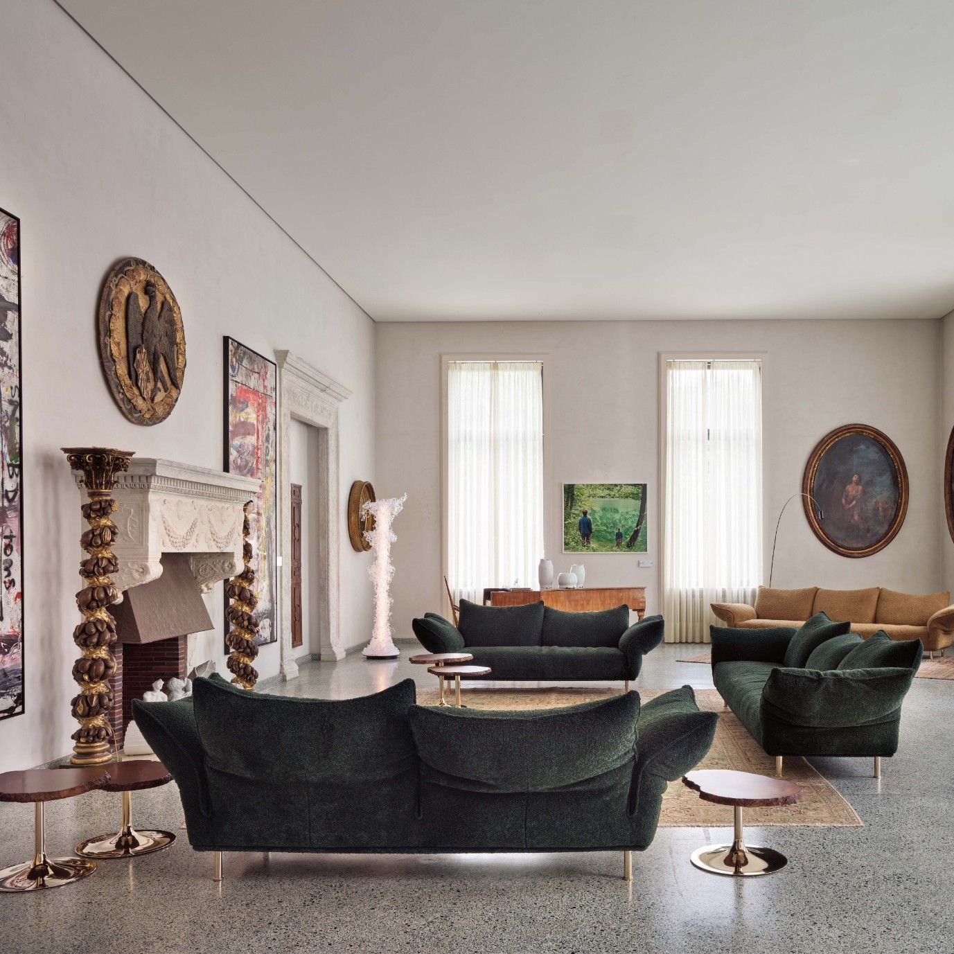  Standalto, Cicladi, Dilly. 
I divani in Glossy Matt Olive e Minerals Pure Gold, insieme ai tavoli in alabastro ambra e alla scultorea lampada argento, arredano una delle sale. 