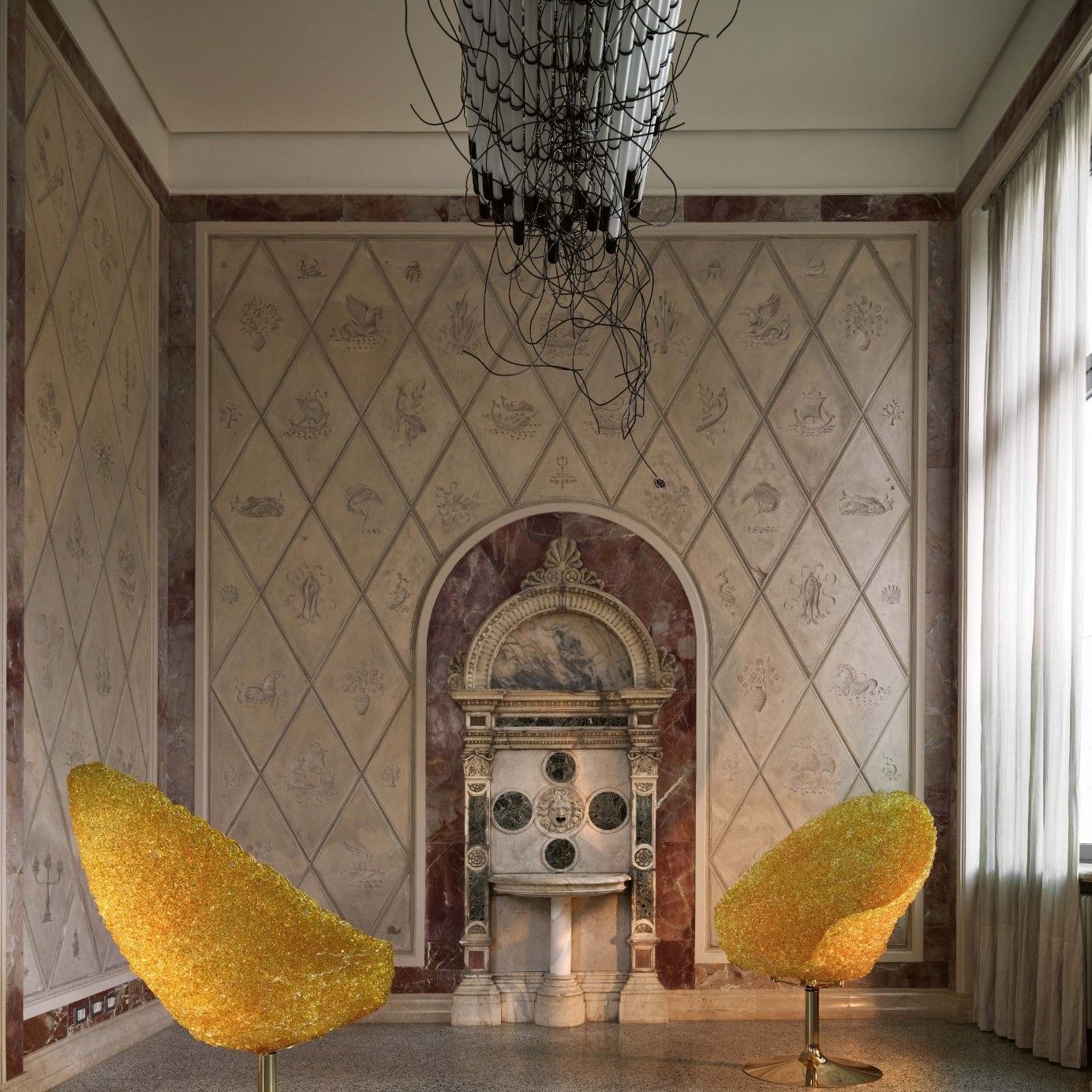 Margherita oro 
sotto l&rsquo;opera di Monica Bonvicini &ldquo;Unrequited Love&rdquo;. 