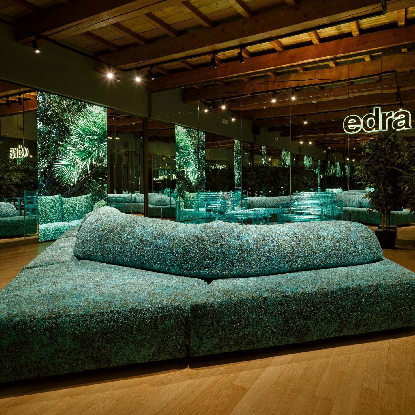  On the Rocks Outdoor e A&rsquo;mare esposti nelle nuove sale dedicate all&rsquo;arredo da esterno di Edra Palazzo Durini. 