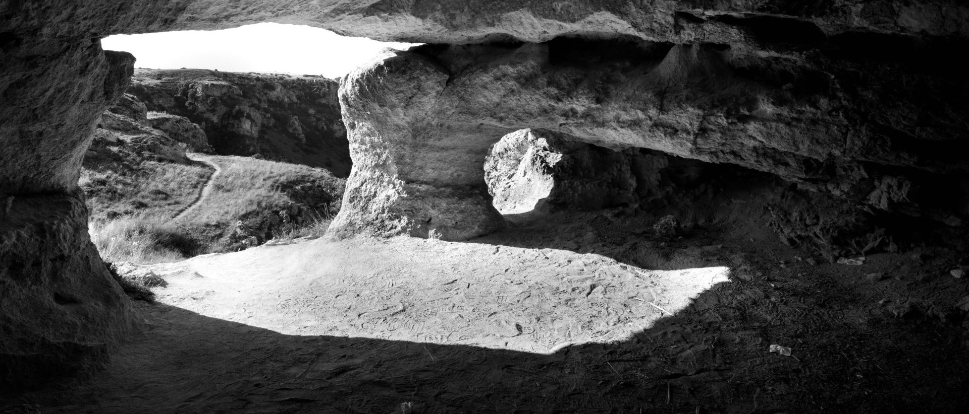     Aurelio Amendola. Opera della serie Matera, dedicata ai Sassi di Matera. Una delle grotte del Parco della Murgia Materana.    