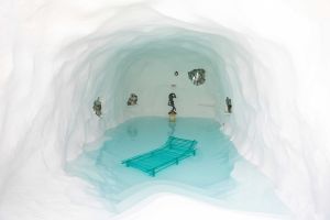   A&rsquo;mare . Il lettino della collezione di Jacopo Foggini immerso nella vasca realizzata dall&rsquo;artista Savvas Laz per il progetto della Grotta, nell&rsquo;approdo dell&rsquo;isola Li Galli. 