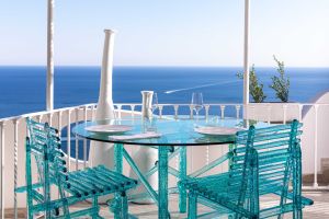   A'mare . La collezione di Jacopo Foggini sulle terrazza dell&rsquo;Hotel Villafranca a Positano. 