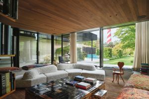   On the Rocks.  Il divano apre, nel soggiorno della villa, una visuale a 360 gradi sul paesaggio. Insieme le opere di Maarten Baas, Piet Hein Eek e Anton Gaud&igrave;. 