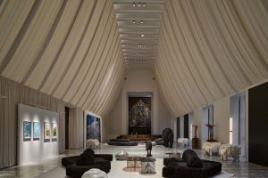  Casa Italia, Triennale di Milano. Il Salone d&rsquo;Onore accoglie gli ospiti nazionali e internazionali in un&rsquo;atmsofera ispirata al paesaggio montano. 