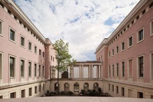  Il cortile interno dell&rsquo;edificio neoclassico che ospita l&rsquo;Ambasciata d&rsquo;Italia a Berlino. 