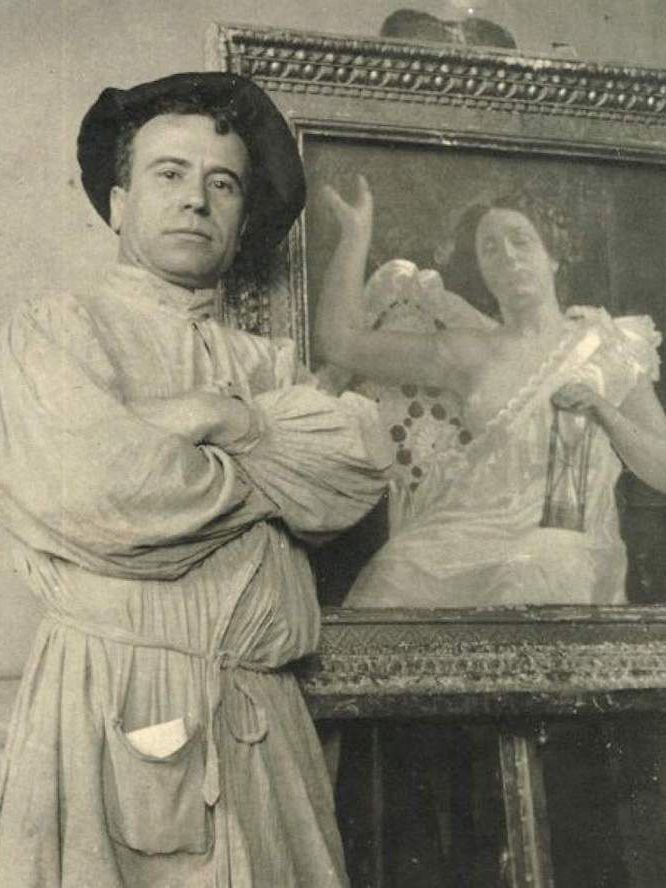  Icilio Federico Joni. Il pittore ritratto di fronte a una delle sue opere. 