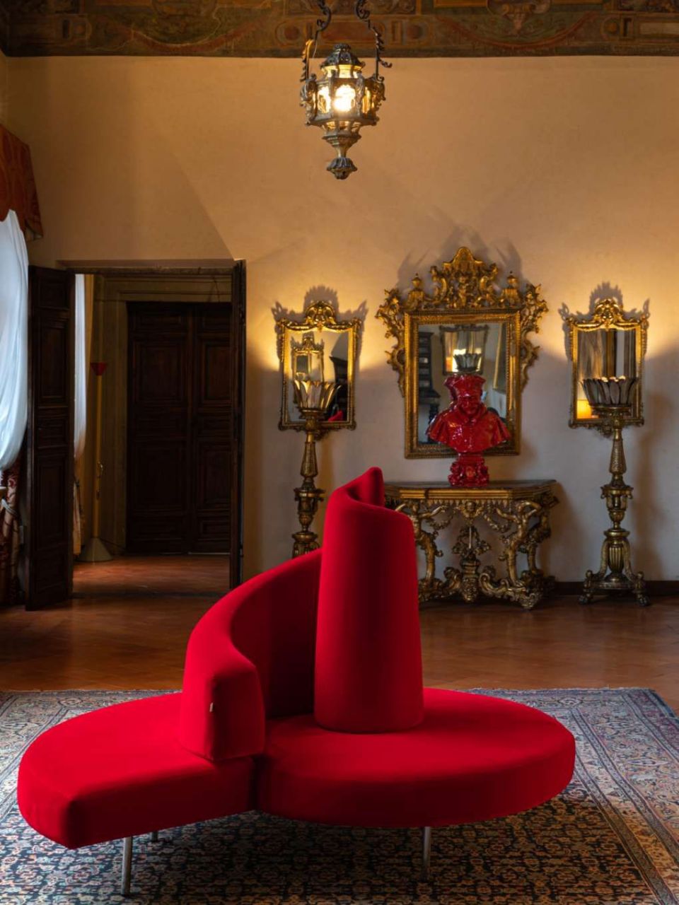   Tatlin &nbsp;fotografato nella loggia di Palazzo Borromeo che d&agrave; su via Flaminia. 