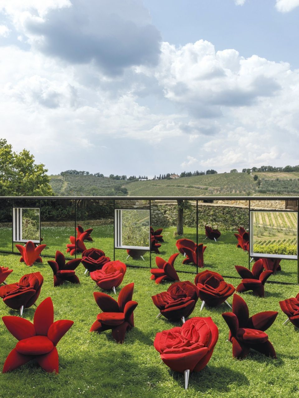   Rose Chair  e&nbsp; Getsuen  fiorisce nel giardino dell&rsquo;opera &ldquo;Sulle vigne: punti di vista&rdquo; di Daniel Buren: un salone delle feste a cielo aperto da cui ammirare il paesaggio. 