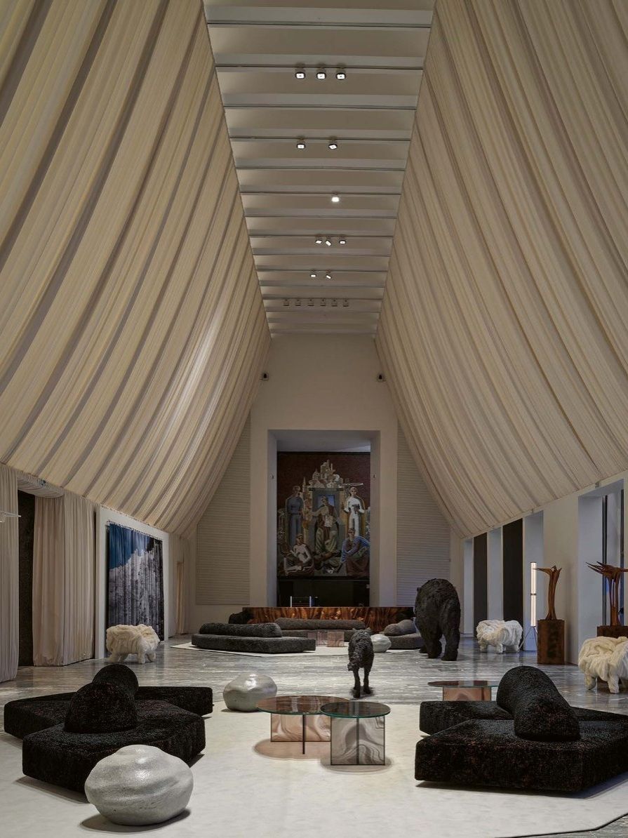  Casa Italia, Triennale di Milano. Il Salone d&rsquo;Onore accoglie gli ospiti nazionali e internazionali in un&rsquo;atmsofera ispirata al paesaggio montano. 