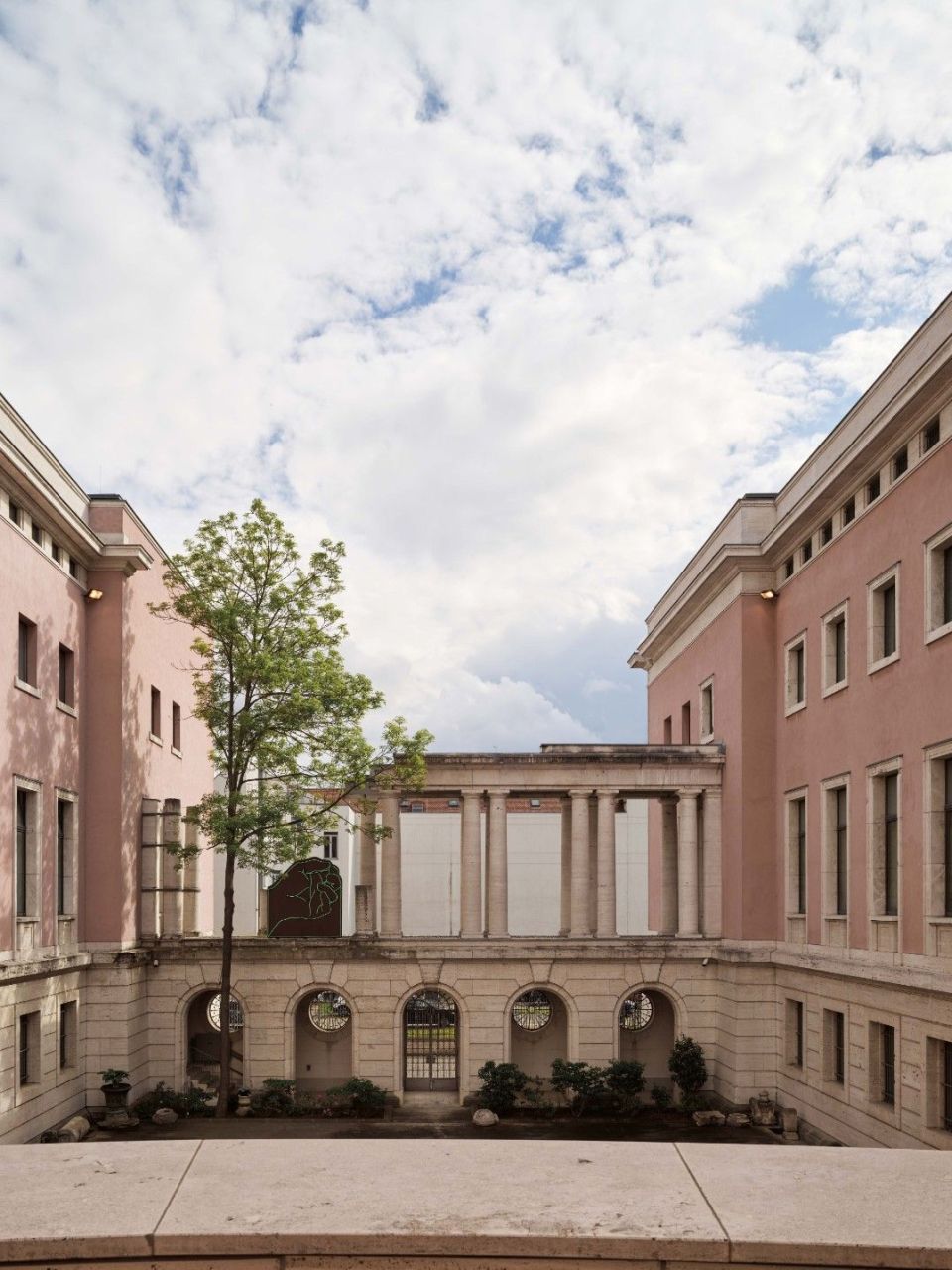  Il cortile interno dell&rsquo;edificio neoclassico che ospita l&rsquo;Ambasciata d&rsquo;Italia a Berlino. 