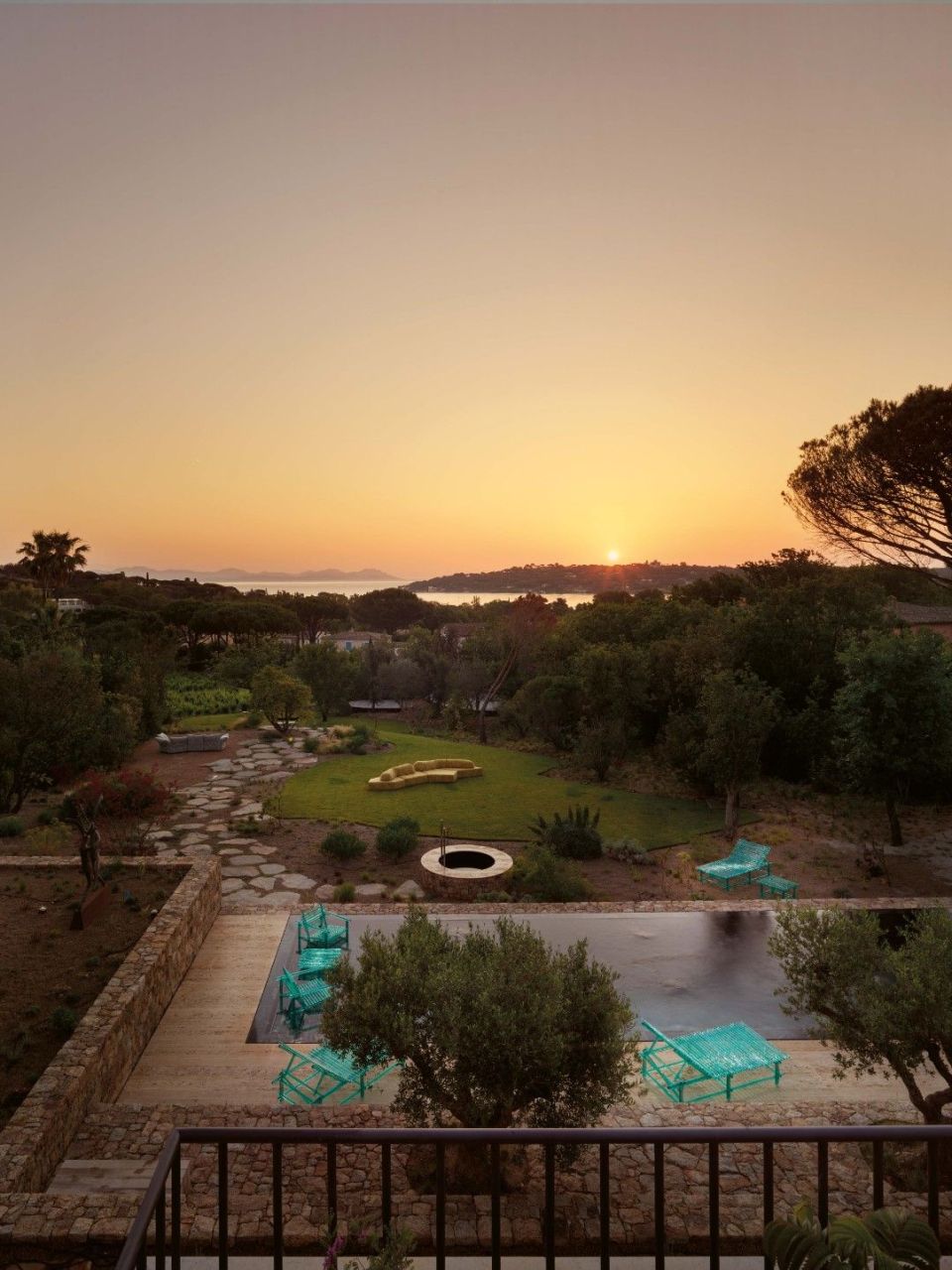  Il giardino della villa all&rsquo;alba. Le collezioni outdoor Edra ammIrano la luce del sole e il paesaggio. 