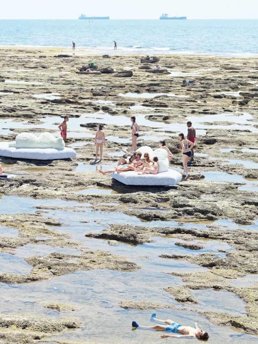  Pack. il divano fotografato da Massimo Vitali sugli scogli dell&rsquo;Accademia Navale a Livorno. 

 &nbsp; 