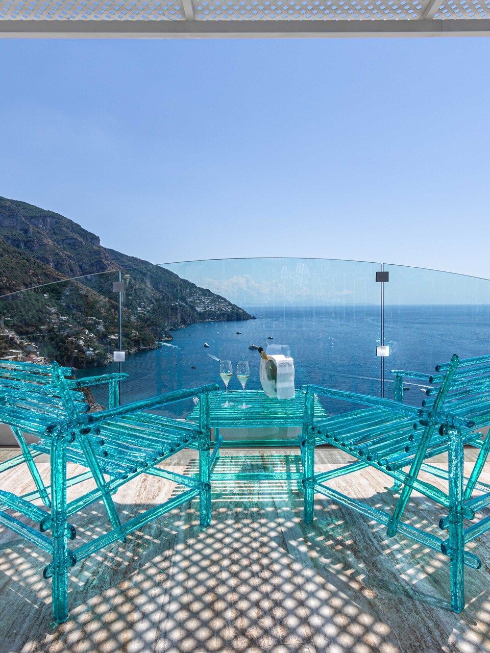   A'mare . La collezione di Jacopo Foggini sulle terrazza dell&rsquo;Hotel Villafranca a Positano. 
