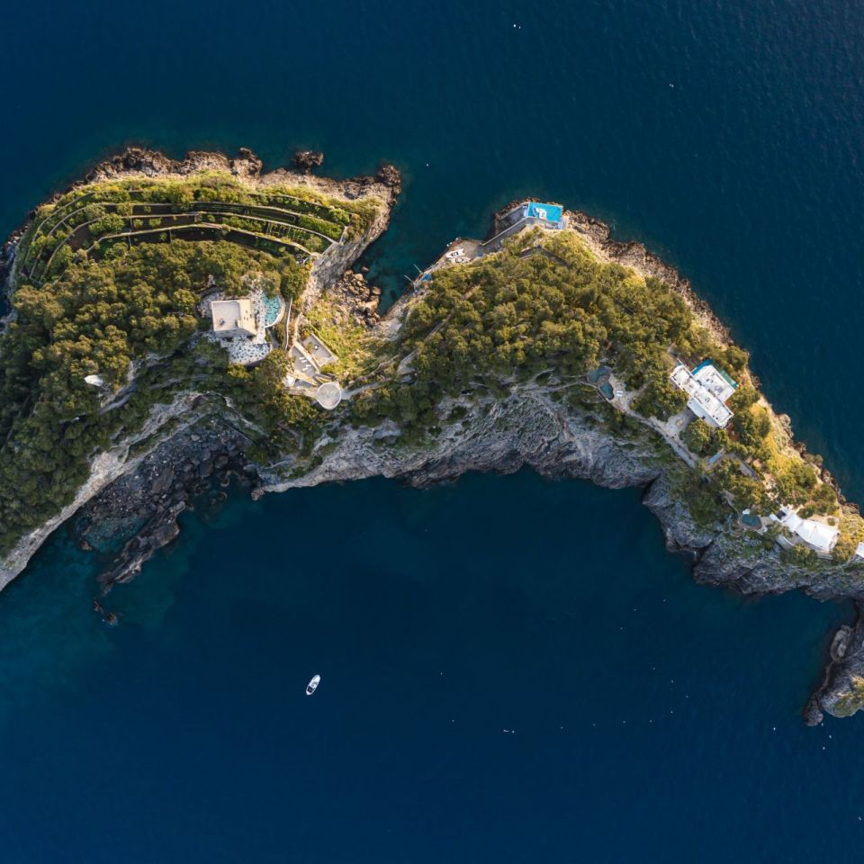  L&rsquo;arcipelago Li Galli. Veduta aerea dei tre isolotti denominati Gallo Lungo, il pi&ugrave; grande, con la silhouette di un delfino, La Rotonda e La Castelluccia. 